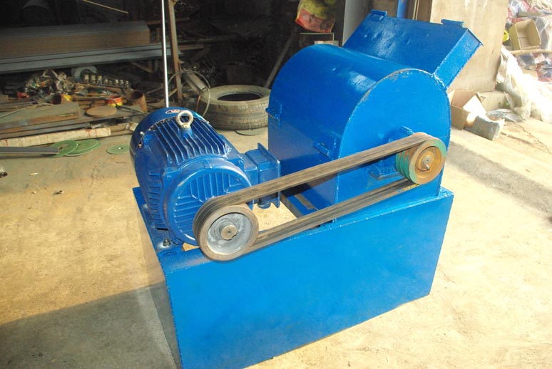 粉餅機(jī)，碎餅機(jī)，大餅打碎機(jī)，花生茶籽大豆餅粉碎機(jī)